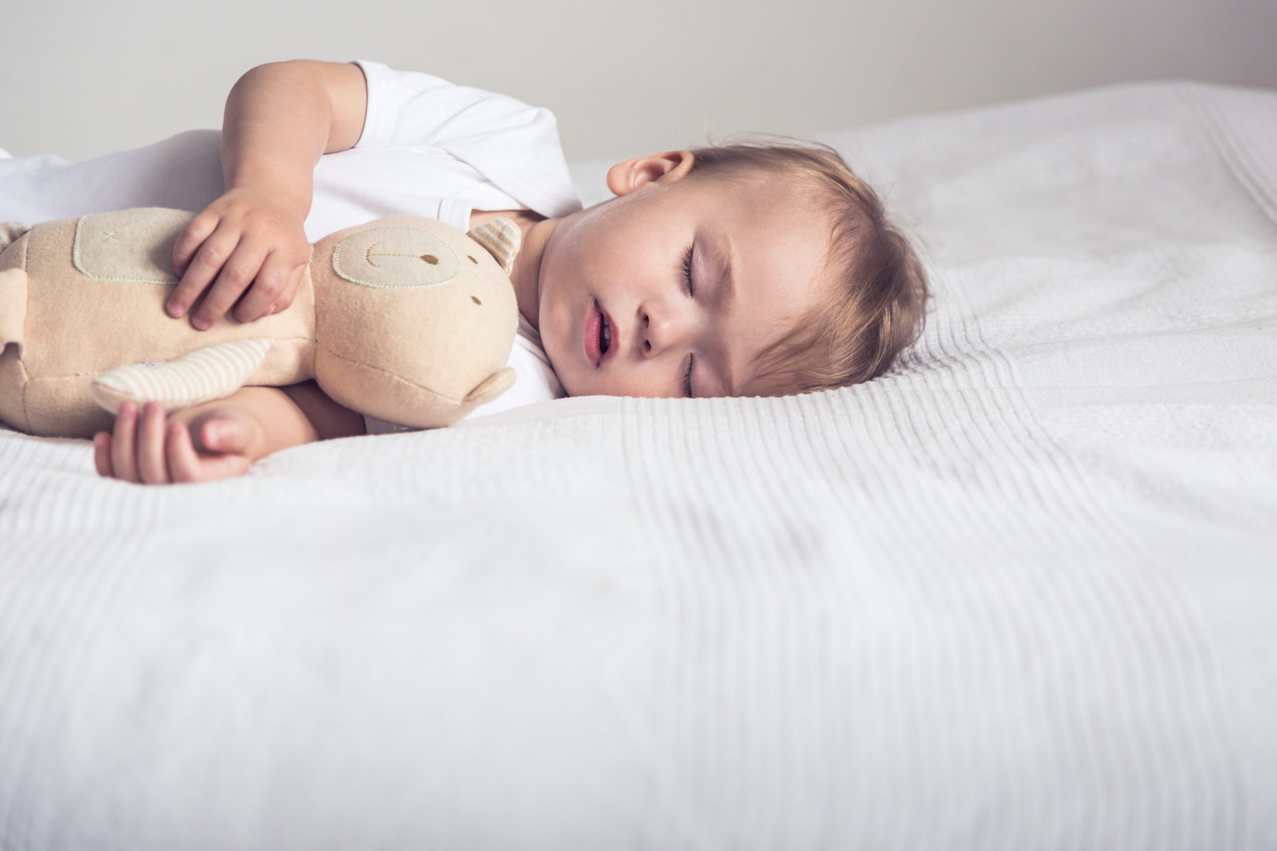 Falling asleep in the middle of a heat wave is a complicated exercise for adults and children. What can be done to help toddlers get a good night