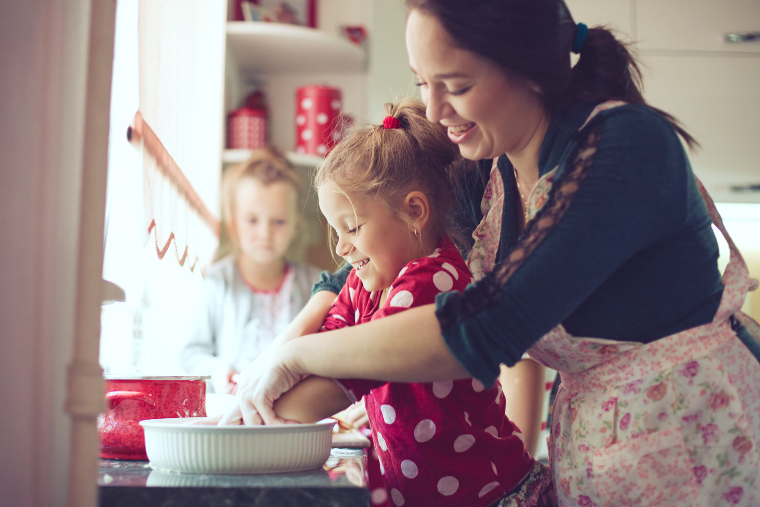 NOUNOU ou EMPLOYEE DE MAISON… OU LES DEUX ? De plus en plus de familles recherchent un profil polyvalent capable de s’occuper à la fois des enfants et de l’entretien de la maison. Découvrez comment une nounou/femme de ménage peut s’adapter à vos besoins, et comment BeeBoo vous accompagne dans le Canton de Genève et le Canton de Vaud pour trouver la perle rare.