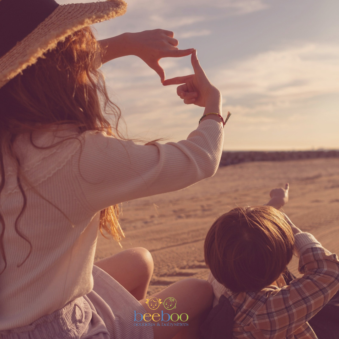 NANNY ON HOLIDAY: EVERYTHING YOU NEED TO KNOW BEFORE YOU GO Taking your nanny on holiday is possible — and even recommended!
Comfort for the children, rest for the parents, peace of mind for everyone… But it also requires a clear legal framework.