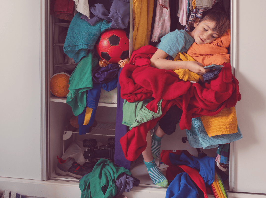 Already exhausted by this back-to-school season? Between activities, school, and work, keep control with our family organization tips and free weekly planner. Stuck on the fridge, it fits perfectly between your child’s drawing and the ever-growing shopping list.