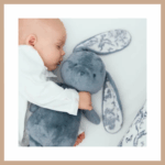 Sélection de cadeaux enfants dans les magasins de jouets de Genève. Doudou lapin doux pour bébé, cadeau Noël enfant Genève idéal pour réconforter et amuser